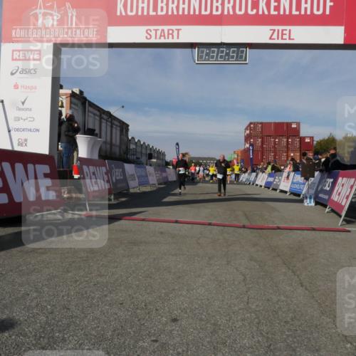 03.10.2025 - Köhlbrandbrückenlauf Matties Gatica Varas http://msf.ph/oto/9170938 03.10.2025 10:32:59 Ziel 1625, 2149, 2297, 2299, 2871, 2872, 2874, 2875, 2894, 2895 meine-sportfotos.de