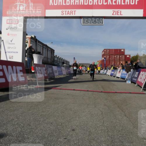 03.10.2025 - Köhlbrandbrückenlauf Matties Gatica Varas http://msf.ph/oto/9170939 03.10.2025 10:33:00 Ziel 1625, 2149, 2297, 2299, 2871, 2872, 2874, 2875, 2894, 2895 meine-sportfotos.de