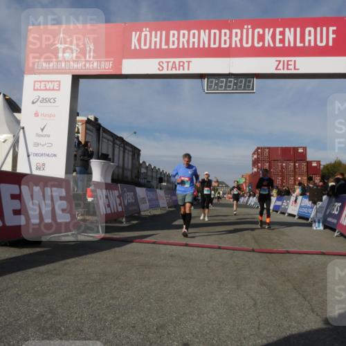 03.10.2025 - Köhlbrandbrückenlauf Matties Gatica Varas http://msf.ph/oto/9170966 03.10.2025 10:33:12 Ziel 1851, 2359, 2550, 2553, 2576, 2619, 2631, 2646 meine-sportfotos.de