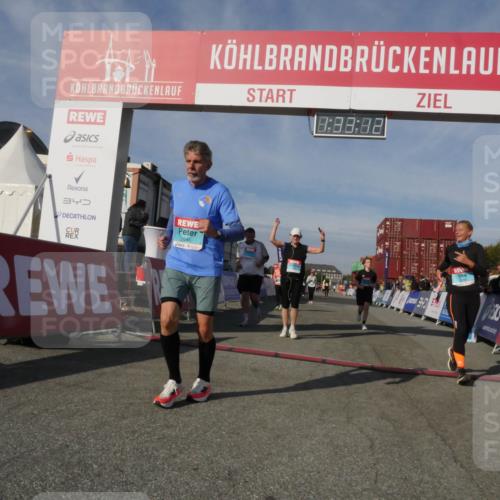03.10.2025 - Köhlbrandbrückenlauf Matties Gatica Varas http://msf.ph/oto/9170970 03.10.2025 10:33:14 Ziel 1851, 2359, 2550, 2553, 2576, 2619, 2631, 3800 meine-sportfotos.de