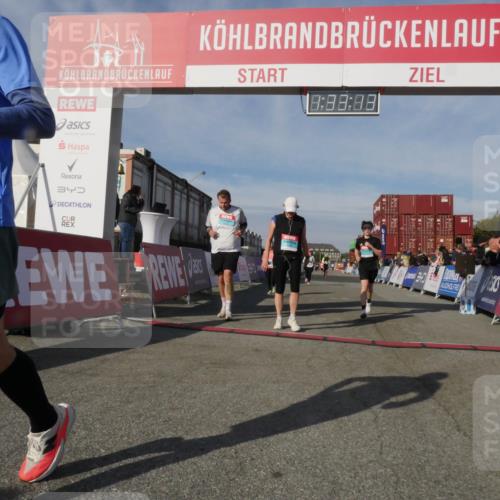 03.10.2025 - Köhlbrandbrückenlauf Matties Gatica Varas http://msf.ph/oto/9170972 03.10.2025 10:33:15 Ziel 1851, 2359, 2553, 2576, 2619, 2631, 3800 meine-sportfotos.de