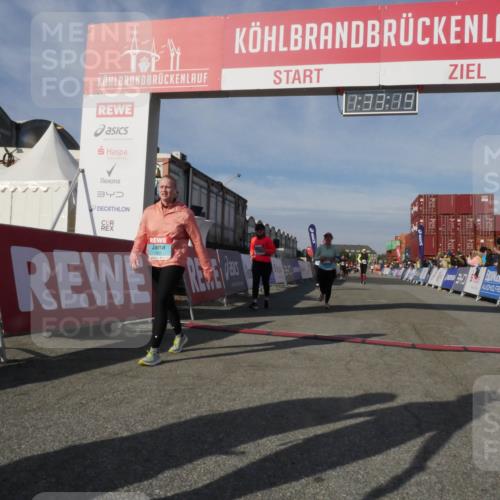 03.10.2025 - Köhlbrandbrückenlauf Matties Gatica Varas http://msf.ph/oto/9170982 03.10.2025 10:33:20 Ziel 2359, 2576, 3355, 3634, 3800 meine-sportfotos.de