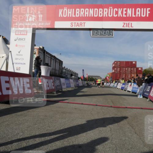 03.10.2025 - Köhlbrandbrückenlauf Matties Gatica Varas http://msf.ph/oto/9171063 03.10.2025 10:34:05 Ziel 1800, 1991, 3142, 3604 meine-sportfotos.de