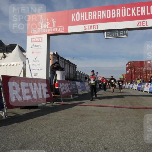 03.10.2025 - Köhlbrandbrückenlauf Matties Gatica Varas http://msf.ph/oto/9171102 03.10.2025 10:34:30 Ziel 1497, 1606, 2011, 2020, 2271, 2311, 2578, 3324, 3388 meine-sportfotos.de