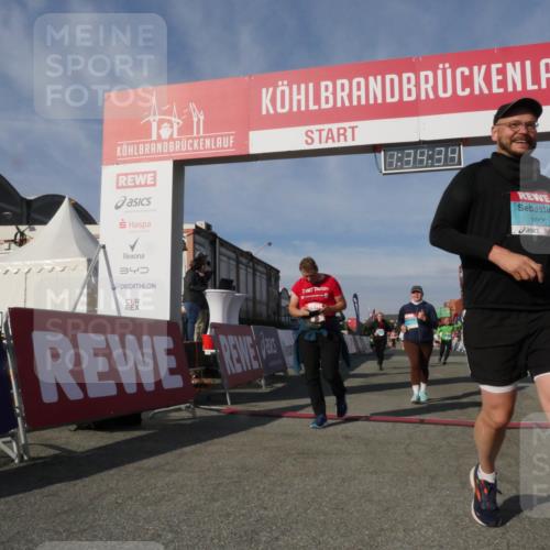 03.10.2025 - Köhlbrandbrückenlauf Matties Gatica Varas http://msf.ph/oto/9171115 03.10.2025 10:34:36 Ziel 2011, 2020, 2271, 2311, 3324, 3439, 3453 meine-sportfotos.de