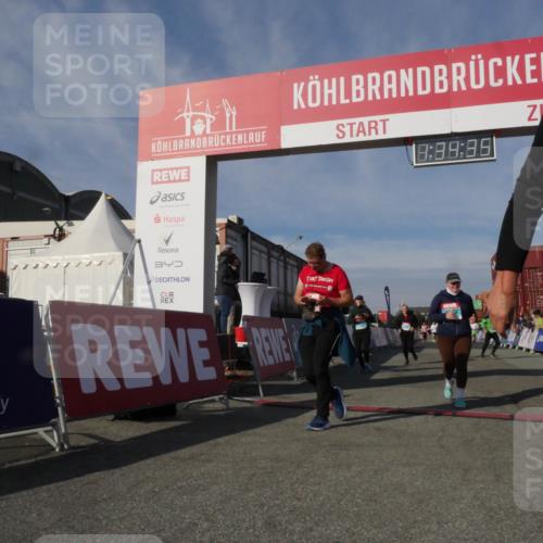 03.10.2025 - Köhlbrandbrückenlauf Matties Gatica Varas http://msf.ph/oto/9171116 03.10.2025 10:34:37 Ziel 2011, 2020, 2271, 2311, 3324, 3439, 3453 meine-sportfotos.de