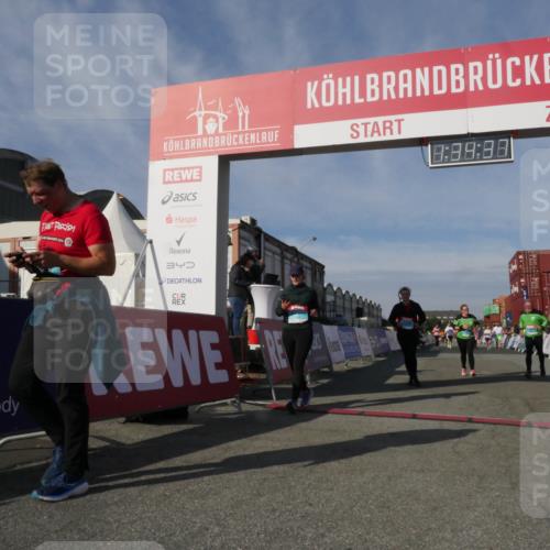 03.10.2025 - Köhlbrandbrückenlauf Matties Gatica Varas http://msf.ph/oto/9171121 03.10.2025 10:34:39 Ziel 2011, 2020, 3324, 3439, 3453 meine-sportfotos.de