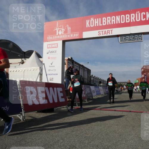 03.10.2025 - Köhlbrandbrückenlauf Matties Gatica Varas http://msf.ph/oto/9171122 03.10.2025 10:34:39 Ziel 2011, 2020, 3324, 3439, 3453 meine-sportfotos.de