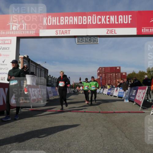 03.10.2025 - Köhlbrandbrückenlauf Matties Gatica Varas http://msf.ph/oto/9171124 03.10.2025 10:34:40 Ziel 2011, 2020, 3324, 3439, 3453 meine-sportfotos.de