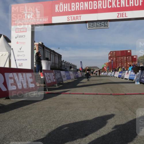 03.10.2025 - Köhlbrandbrückenlauf Matties Gatica Varas http://msf.ph/oto/9171152 03.10.2025 10:34:56 Ziel 2771, 3551, 3552, 3553 meine-sportfotos.de