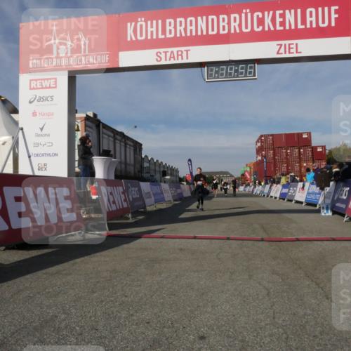 03.10.2025 - Köhlbrandbrückenlauf Matties Gatica Varas http://msf.ph/oto/9171153 03.10.2025 10:34:57 Ziel 2771, 3551, 3552, 3553 meine-sportfotos.de