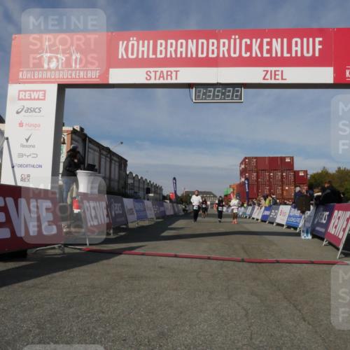 03.10.2025 - Köhlbrandbrückenlauf Matties Gatica Varas http://msf.ph/oto/9171203 03.10.2025 10:35:34 Ziel 2397, 2936, 2999, 3000, 3001 meine-sportfotos.de