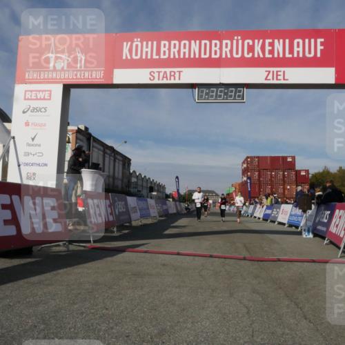 03.10.2025 - Köhlbrandbrückenlauf Matties Gatica Varas http://msf.ph/oto/9171204 03.10.2025 10:35:34 Ziel 2397, 2936, 2999, 3000, 3001 meine-sportfotos.de