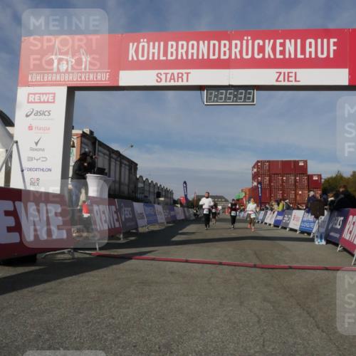 03.10.2025 - Köhlbrandbrückenlauf Matties Gatica Varas http://msf.ph/oto/9171205 03.10.2025 10:35:34 Ziel 2397, 2936, 2999, 3000, 3001 meine-sportfotos.de