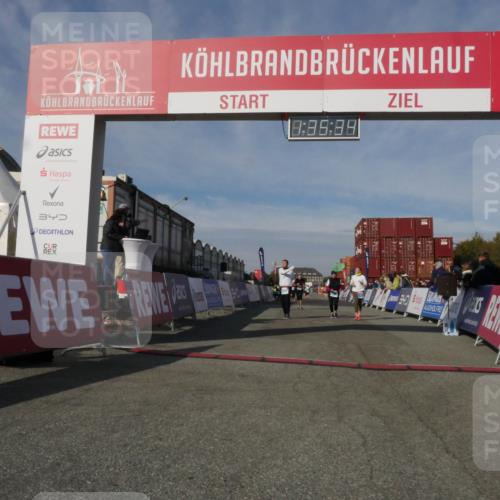 03.10.2025 - Köhlbrandbrückenlauf Matties Gatica Varas http://msf.ph/oto/9171207 03.10.2025 10:35:35 Ziel 2232, 2397, 2755, 2936, 2999, 3000, 3001 meine-sportfotos.de