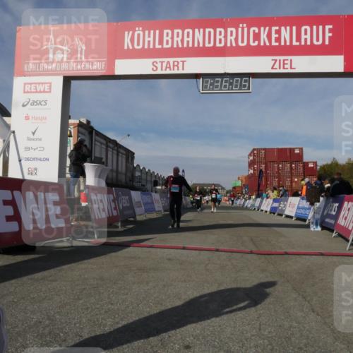 03.10.2025 - Köhlbrandbrückenlauf Matties Gatica Varas http://msf.ph/oto/9171273 03.10.2025 10:36:07 Ziel 1837, 2344, 2418, 3565, 3566 meine-sportfotos.de
