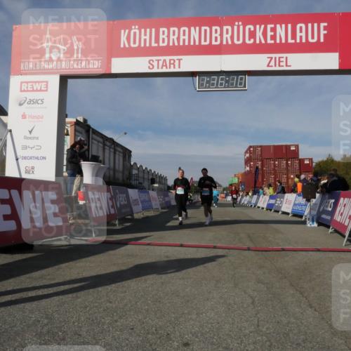 03.10.2025 - Köhlbrandbrückenlauf Matties Gatica Varas http://msf.ph/oto/9171283 03.10.2025 10:36:12 Ziel 1837, 2161, 2344, 3565, 3566 meine-sportfotos.de