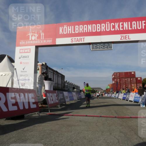 03.10.2025 - Köhlbrandbrückenlauf Matties Gatica Varas http://msf.ph/oto/9171318 03.10.2025 10:36:24 Ziel 2427, 2476, 3258 meine-sportfotos.de