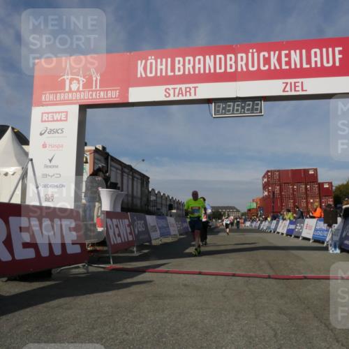 03.10.2025 - Köhlbrandbrückenlauf Matties Gatica Varas http://msf.ph/oto/9171320 03.10.2025 10:36:25 Ziel 2427, 2476, 3258 meine-sportfotos.de