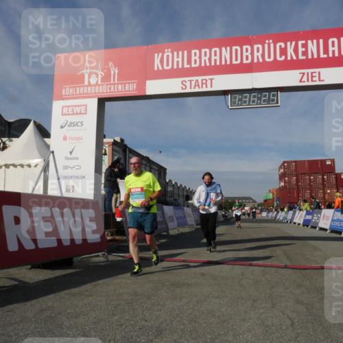 03.10.2025 - Köhlbrandbrückenlauf Matties Gatica Varas http://msf.ph/oto/9171327 03.10.2025 10:36:27 Ziel 2475, 2476, 3258 meine-sportfotos.de