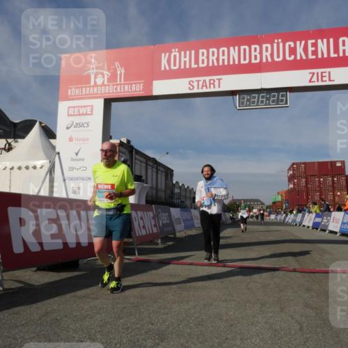 03.10.2025 - Köhlbrandbrückenlauf Matties Gatica Varas http://msf.ph/oto/9171329 03.10.2025 10:36:27 Ziel 2475, 2476, 3258 meine-sportfotos.de