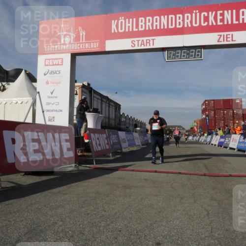 03.10.2025 - Köhlbrandbrückenlauf Matties Gatica Varas http://msf.ph/oto/9171360 03.10.2025 10:36:38 Ziel 1819, 1982, 2331, 2475, 3225, 3589 meine-sportfotos.de
