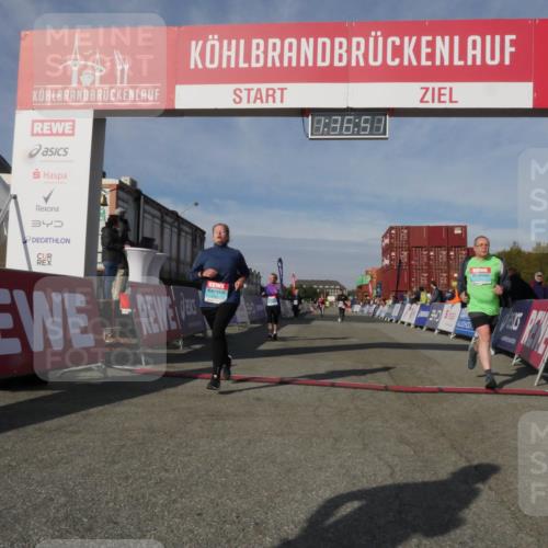 03.10.2025 - Köhlbrandbrückenlauf Matties Gatica Varas http://msf.ph/oto/9171422 03.10.2025 10:36:53 Ziel 2473, 2535, 3094, 3096 meine-sportfotos.de