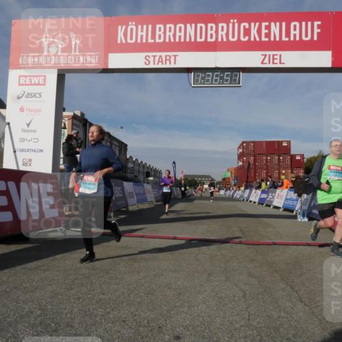 03.10.2025 - Köhlbrandbrückenlauf Matties Gatica Varas http://msf.ph/oto/9171423 03.10.2025 10:36:53 Ziel 2473, 2535, 3094, 3096 meine-sportfotos.de
