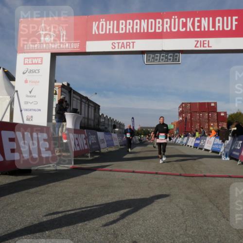 03.10.2025 - Köhlbrandbrückenlauf Matties Gatica Varas http://msf.ph/oto/9171444 03.10.2025 10:36:59 Ziel 2473, 2535, 3096 meine-sportfotos.de