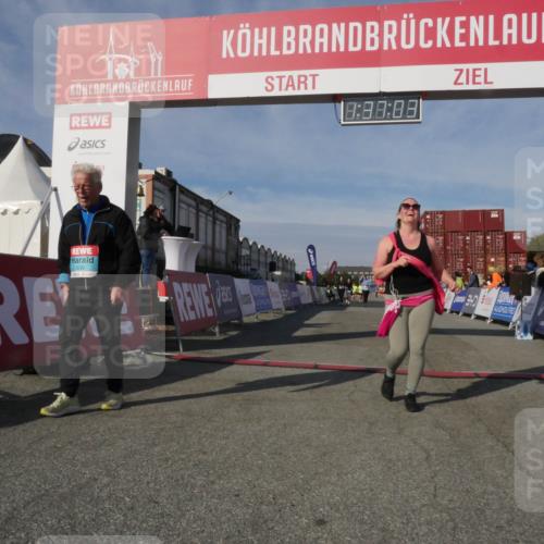 03.10.2025 - Köhlbrandbrückenlauf Matties Gatica Varas http://msf.ph/oto/9171469 03.10.2025 10:37:05 Ziel 2324, 2757, 2781, 3571 meine-sportfotos.de
