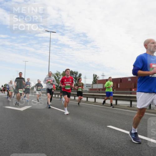 03.10.2025 - Köhlbrandbrückenlauf Matties Gatica Varas http://msf.ph/oto/9171484 03.10.2025 15:16:56 Position 3 96 meine-sportfotos.de