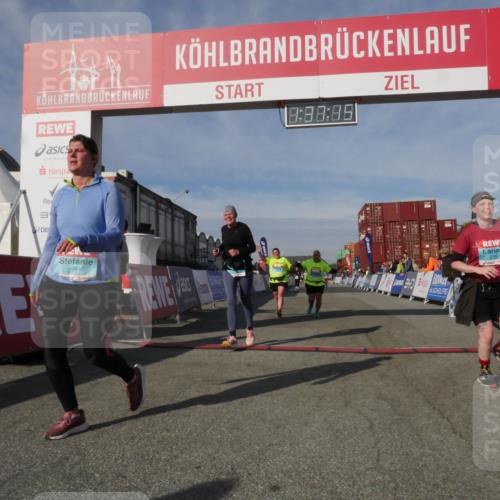 03.10.2025 - Köhlbrandbrückenlauf Matties Gatica Varas http://msf.ph/oto/9171503 03.10.2025 10:37:17 Ziel 2606, 2738, 2741 meine-sportfotos.de