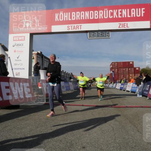 03.10.2025 - Köhlbrandbrückenlauf Matties Gatica Varas http://msf.ph/oto/9171507 03.10.2025 10:37:18 Ziel 2606, 2738, 2741 meine-sportfotos.de