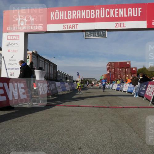 03.10.2025 - Köhlbrandbrückenlauf Matties Gatica Varas http://msf.ph/oto/9171536 03.10.2025 10:37:34 Ziel 2153, 2487, 3298 meine-sportfotos.de