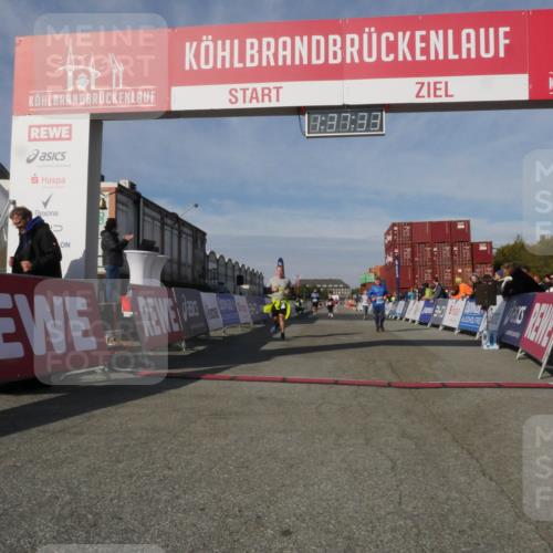 03.10.2025 - Köhlbrandbrückenlauf Matties Gatica Varas http://msf.ph/oto/9171540 03.10.2025 10:37:35 Ziel 1958, 2153, 2238, 2487, 3298 meine-sportfotos.de