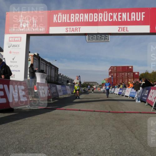 03.10.2025 - Köhlbrandbrückenlauf Matties Gatica Varas http://msf.ph/oto/9171542 03.10.2025 10:37:35 Ziel 1958, 2153, 2238, 2487, 3298 meine-sportfotos.de
