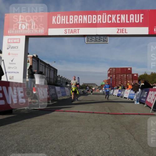03.10.2025 - Köhlbrandbrückenlauf Matties Gatica Varas http://msf.ph/oto/9171544 03.10.2025 10:37:35 Ziel 1958, 2153, 2238, 2487, 3298 meine-sportfotos.de