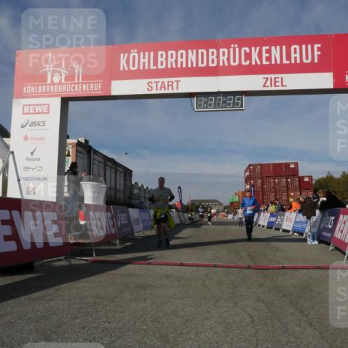 03.10.2025 - Köhlbrandbrückenlauf Matties Gatica Varas http://msf.ph/oto/9171547 03.10.2025 10:37:36 Ziel 1958, 2153, 2238, 2487, 3298 meine-sportfotos.de