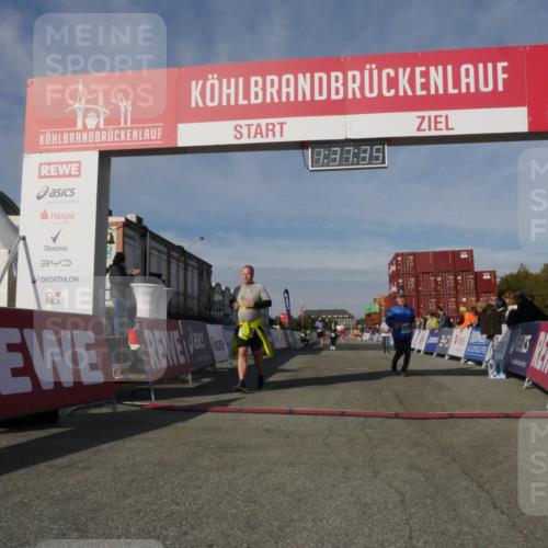 03.10.2025 - Köhlbrandbrückenlauf Matties Gatica Varas http://msf.ph/oto/9171549 03.10.2025 10:37:37 Ziel 1958, 2153, 2238, 2487, 3298 meine-sportfotos.de