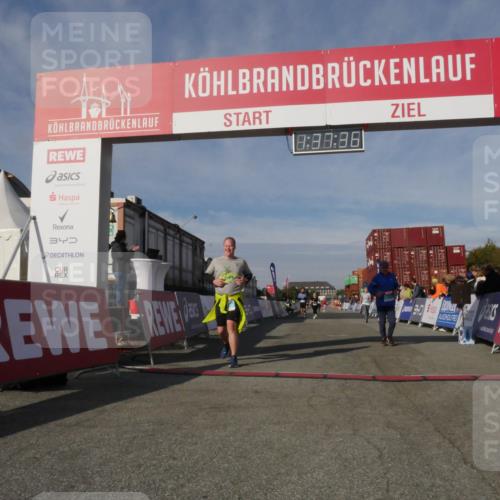 03.10.2025 - Köhlbrandbrückenlauf Matties Gatica Varas http://msf.ph/oto/9171551 03.10.2025 10:37:37 Ziel 1958, 2153, 2238, 2487, 3298 meine-sportfotos.de
