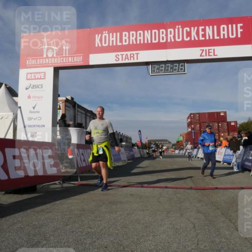 03.10.2025 - Köhlbrandbrückenlauf Matties Gatica Varas http://msf.ph/oto/9171556 03.10.2025 10:37:38 Ziel 1958, 2153, 2238, 2487, 3298 meine-sportfotos.de