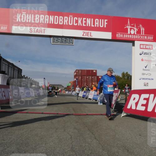 03.10.2025 - Köhlbrandbrückenlauf Matties Gatica Varas http://msf.ph/oto/9171563 03.10.2025 10:37:40 Ziel 1958, 2238, 3298 meine-sportfotos.de