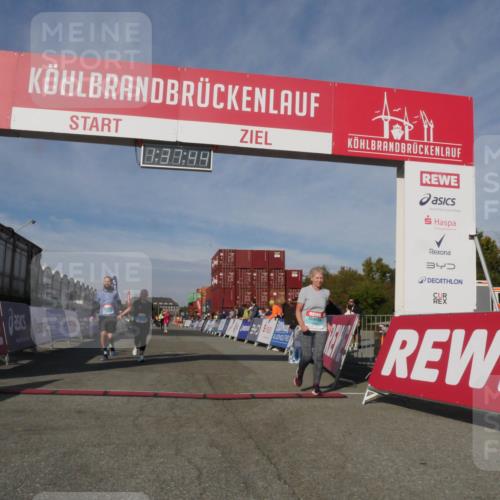 03.10.2025 - Köhlbrandbrückenlauf Matties Gatica Varas http://msf.ph/oto/9171573 03.10.2025 10:37:46 Ziel 1958, 1988, 2238, 2390 meine-sportfotos.de