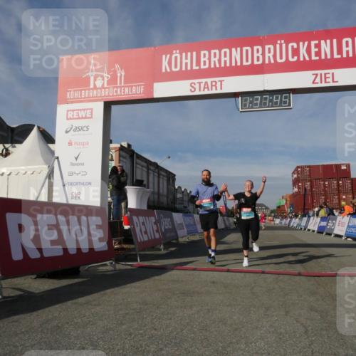 03.10.2025 - Köhlbrandbrückenlauf Matties Gatica Varas http://msf.ph/oto/9171579 03.10.2025 10:37:47 Ziel 1958, 1988, 2238, 2390 meine-sportfotos.de