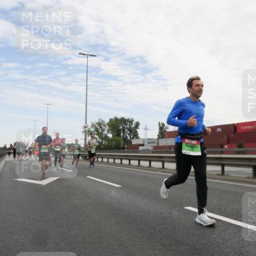 03.10.2025 - Köhlbrandbrückenlauf Matties Gatica Varas http://msf.ph/oto/9171580 03.10.2025 15:17:19 Position 3  meine-sportfotos.de