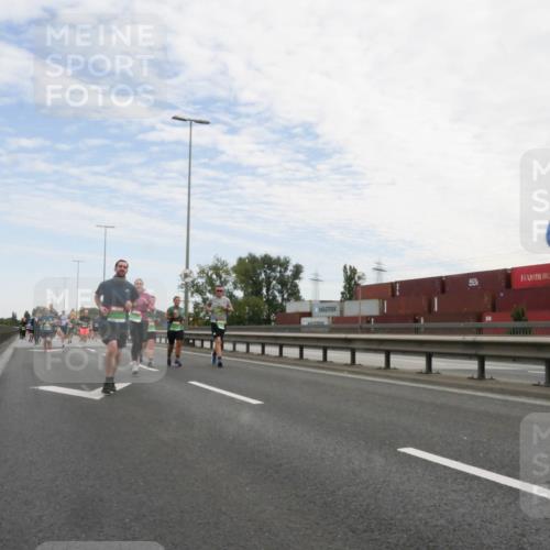 03.10.2025 - Köhlbrandbrückenlauf Matties Gatica Varas http://msf.ph/oto/9171582 03.10.2025 15:17:19 Position 3  meine-sportfotos.de