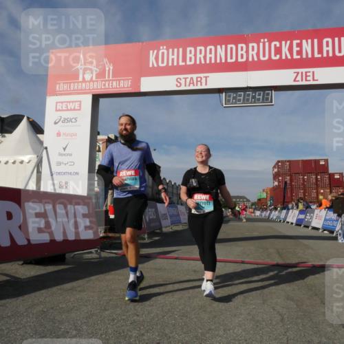 03.10.2025 - Köhlbrandbrückenlauf Matties Gatica Varas http://msf.ph/oto/9171586 03.10.2025 10:37:49 Ziel 1988, 2390 meine-sportfotos.de