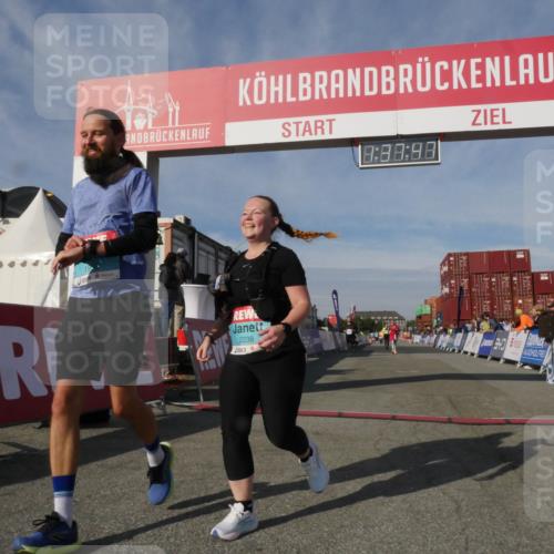 03.10.2025 - Köhlbrandbrückenlauf Matties Gatica Varas http://msf.ph/oto/9171587 03.10.2025 10:37:49 Ziel 1988, 2390 meine-sportfotos.de