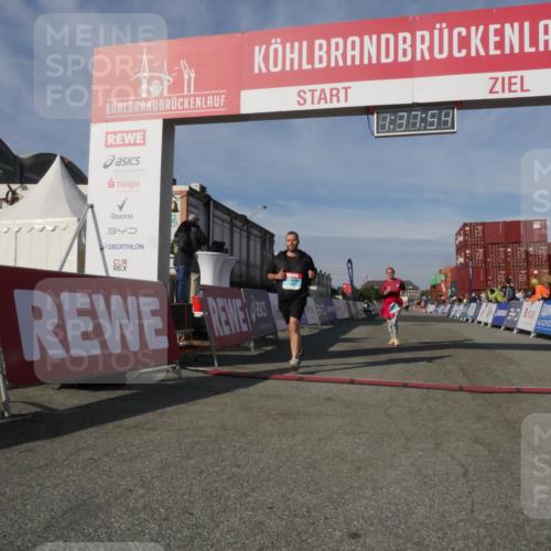 03.10.2025 - Köhlbrandbrückenlauf Matties Gatica Varas http://msf.ph/oto/9171600 03.10.2025 10:37:56 Ziel 1988, 2390, 2505 meine-sportfotos.de