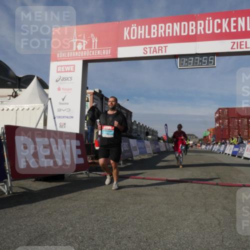 03.10.2025 - Köhlbrandbrückenlauf Matties Gatica Varas http://msf.ph/oto/9171604 03.10.2025 10:37:57 Ziel 1988, 2505 meine-sportfotos.de